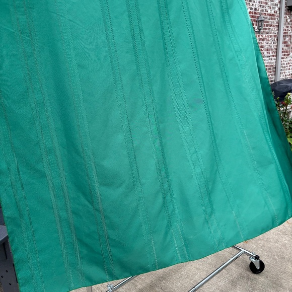 Emerald Green Tablecloth - Picture 2 of 8